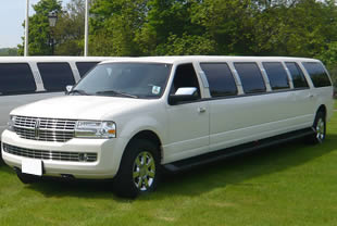 Lincoln Navigator front view